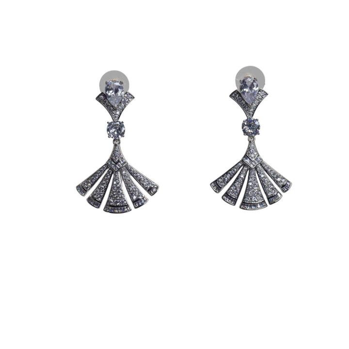 Elegant Fan-Shaped Diamond Earrings